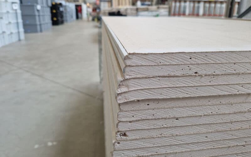 Gestapelte Gipskartonplatten für Trockenbauarbeiten