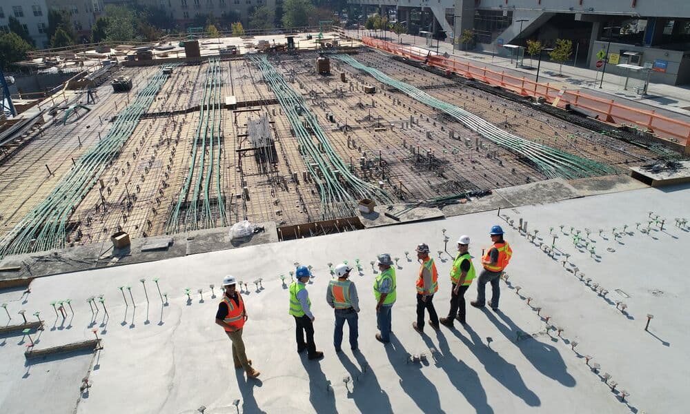 Bau- und Arbeitsmaschinen auf einer Baustelle